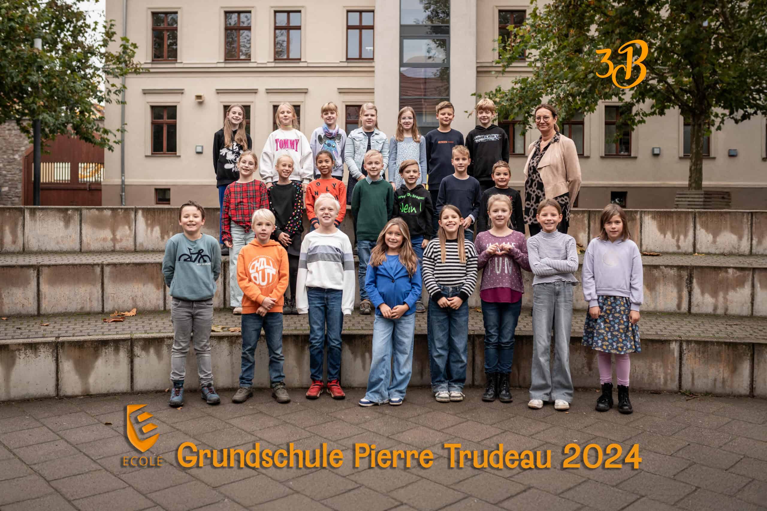 <!DOCTYPE html>
<html lang="de-DE">
  <head>
    <meta charset="utf-8">
    <title>Bildbeschreibung</title>
  </head>
  <body>
    <img src="schulklasse.jpg" alt="Schulklasse 3B der Grundschule Pierre Trudeau, fröhlich auf Stufen" />
  </body>
</html>