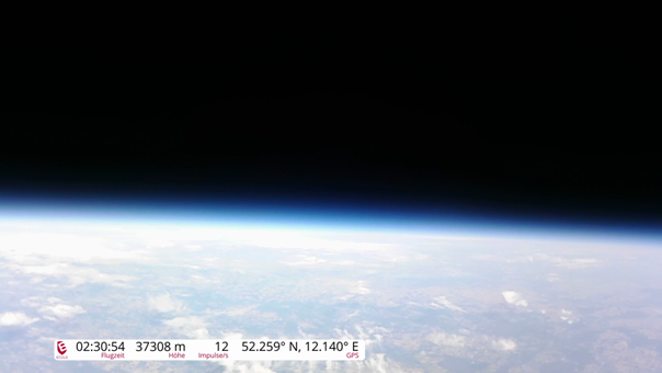 Eine Ansicht des Erdkrümmung und der Atmosphäre vom Weltraum, mit blauen und weißen Farbtönen.