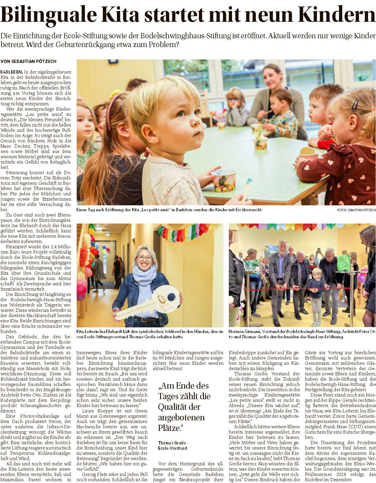 Mehrere kleine Kinder verschiedener Haarfarben sitzen aufmerksam an Tischen in einer hellen Kita und basteln, während eine Erzieherin freundlich lächelt