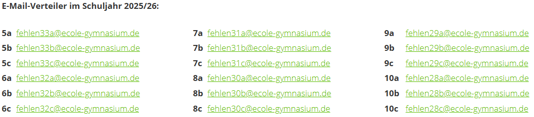 Liste mit grünen E-Mail-Adressen nach Klassenstufen und Kursen auf weißem Hintergrund