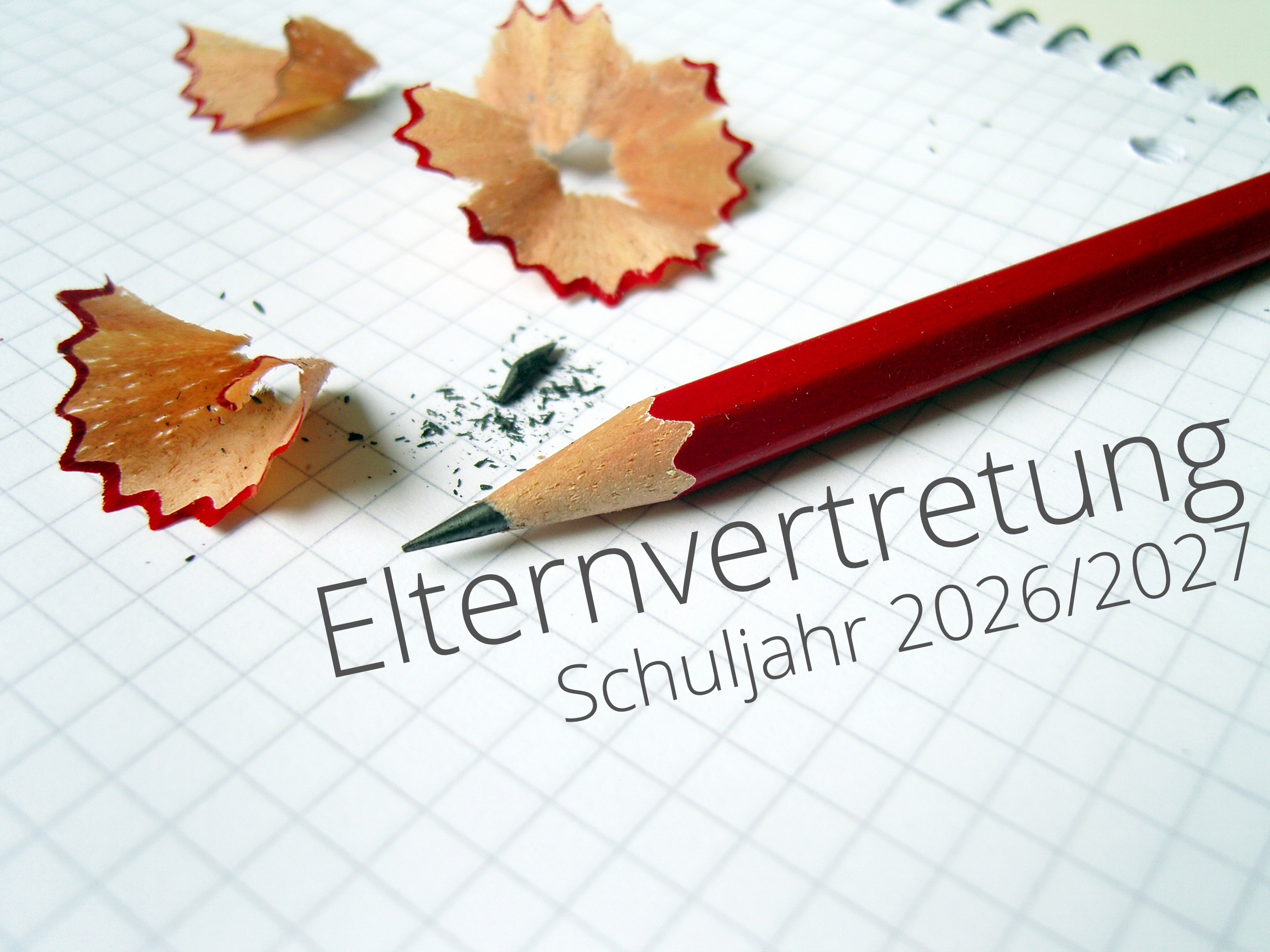 Roter Bleistift mit Spänen auf kariertem Papier zur Elternvertretung 2026 2027